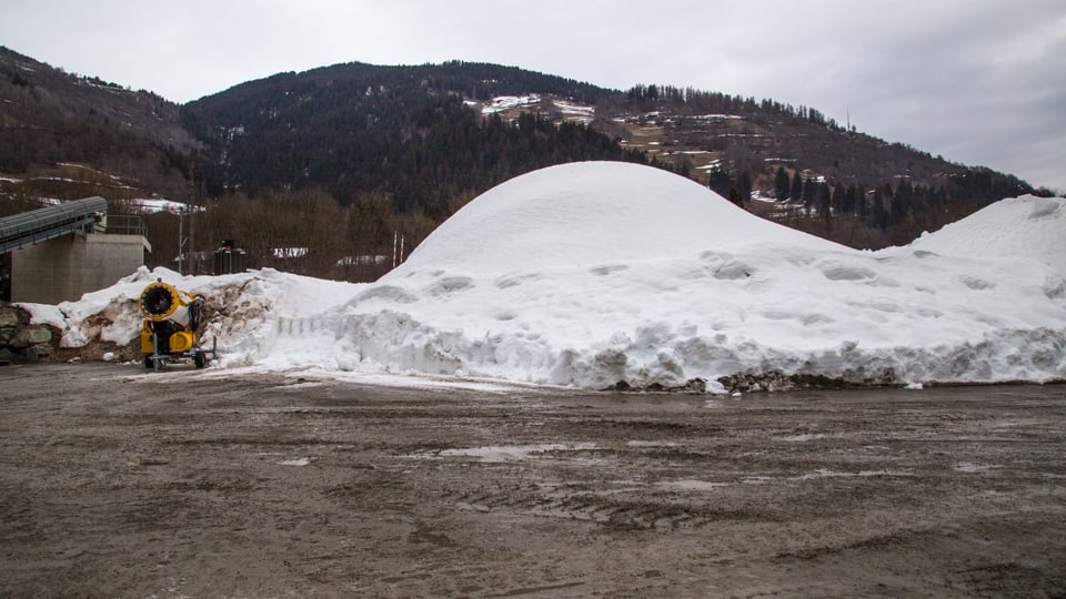 Il chanun da naiv e dasperas in mantun da 2000 meters cubic naiv.