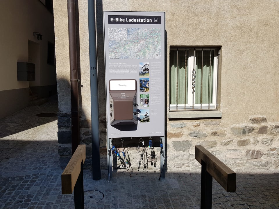 Staziun da chargiar accus da velo en la citad veglia a Glion.