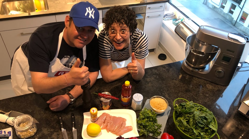 Sergio Guetg und Simona Hendry zeigen Daumen hoch.