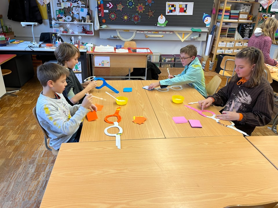 Vier Kinder basteln die Brille von Martin Candinas.