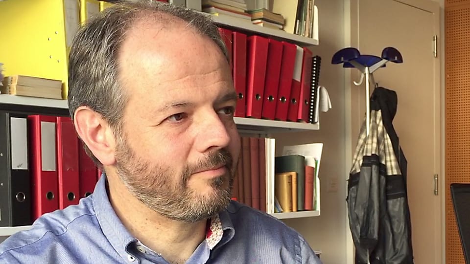 purtret da Matthias Grünert en ses biro davatn ad ordinaturs