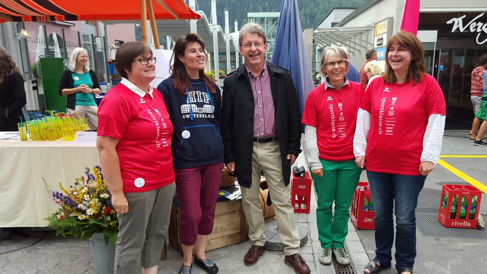 Da sanestra, Aita Zanetti, Barbla Conrad, cusseglier naziunal Heinz Brand, Sereina Felix e Verena Nold.  