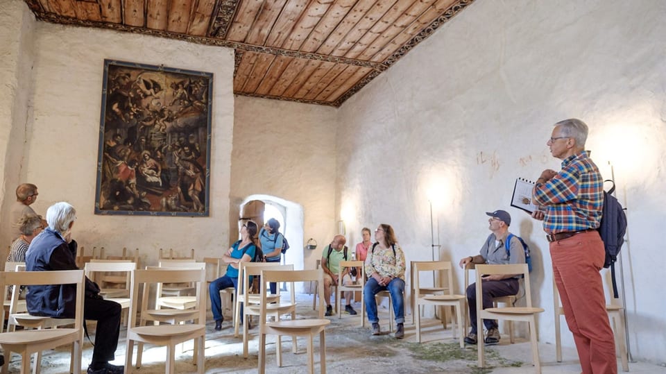 Gäste während einer Führung. Der Kanton Graubünden fördert Kulturtourismus.
