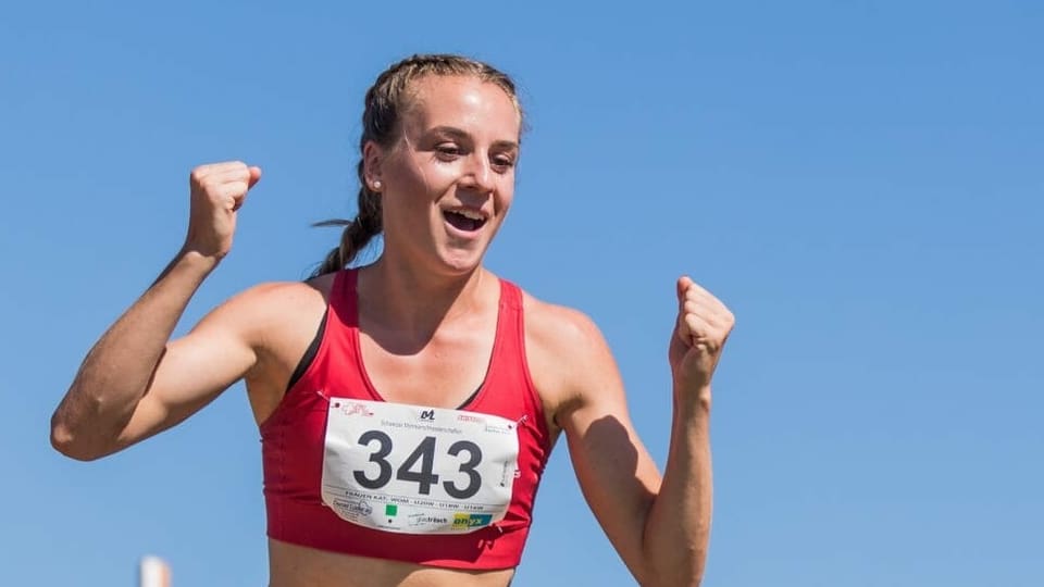 Giuvna atleta en posa. 
