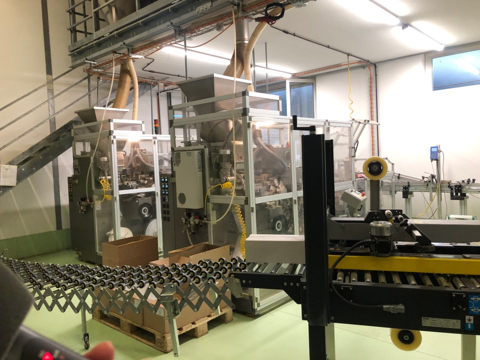 Ina maschina per plirs process d'emballadi. Verarbeitungsmaschine für Verpackung von The.