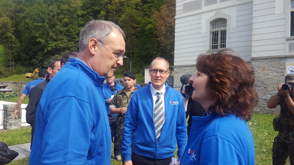 Cusseglier federal Guy Parmelin en discurs cun la presidenta da la Bregaglia Anna Giacometti. 