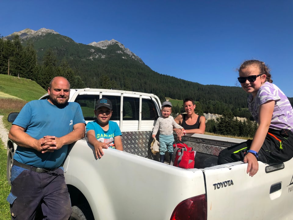 La famiglia Stgier al pe da l'er da Salin a Sirang Die Familie Stgier mit dem Pick-up in Parsonz.