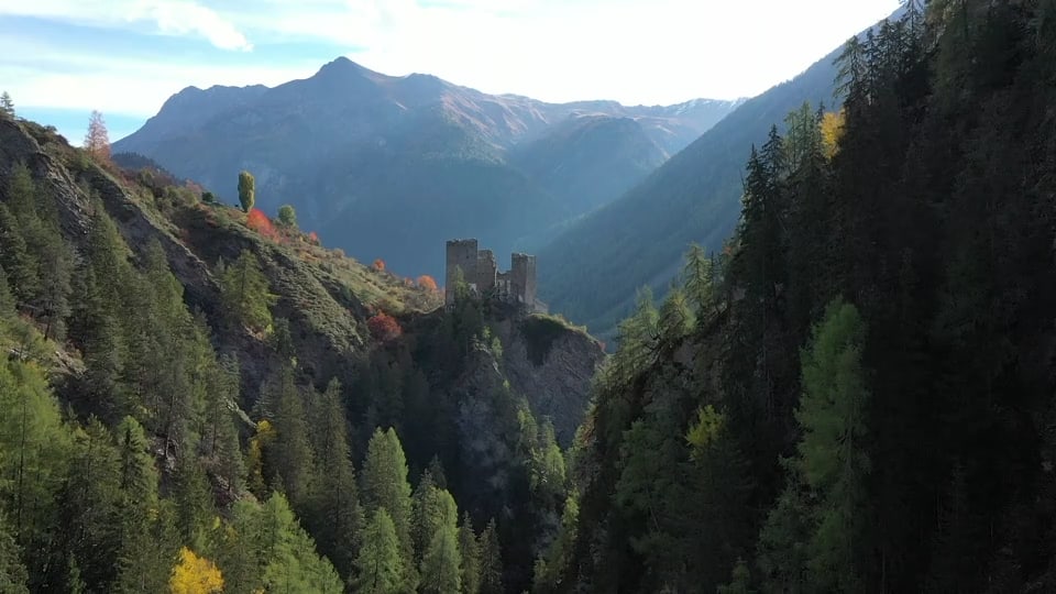 ruina da Tschanüff da lunsch davent filmà cun drona