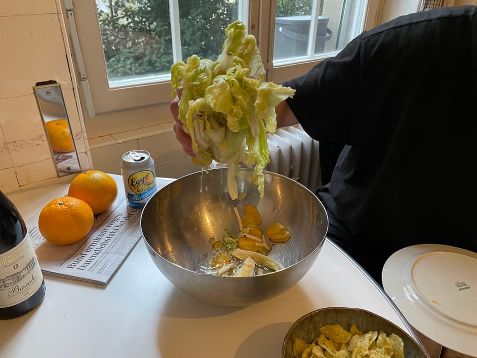 Der Chinakohl hat durch das Salz Wasser verloren.