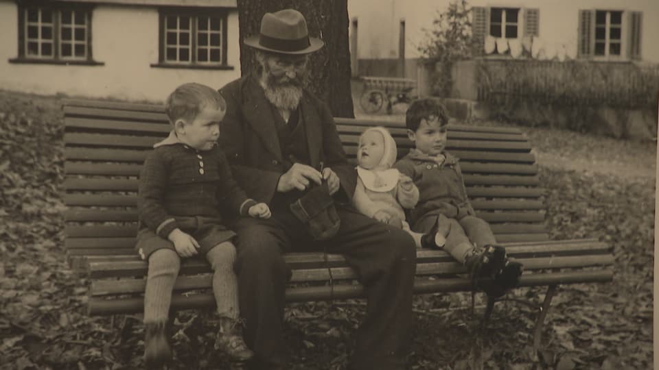 Grossvater auf Bank mit Enkelkinder