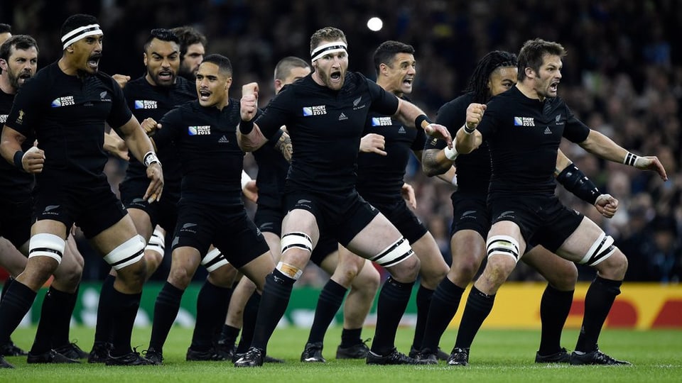 Ils All Blacks cun lur saut ritual Haka avant mintga gieu.