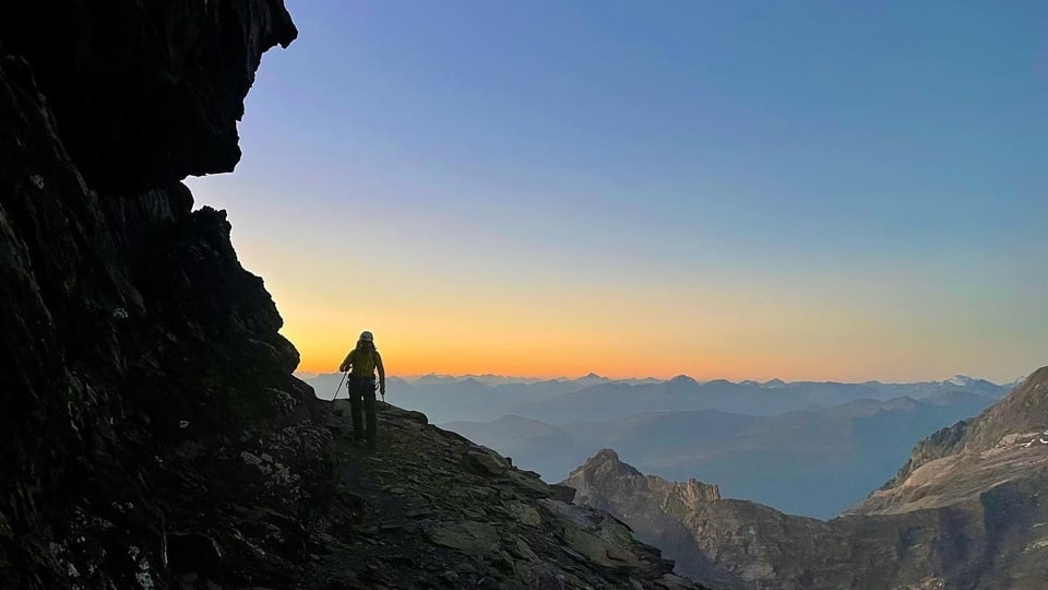 Silhouette Mensch am Berghang, Panoramasicht und morgenstimmung