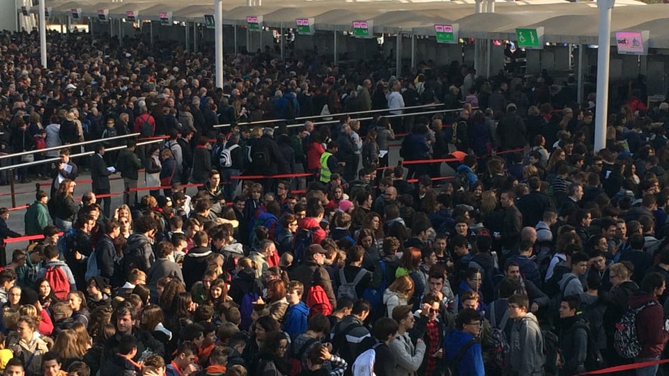 Blera glieud spetga a l'entrada da l'Expo Milano.