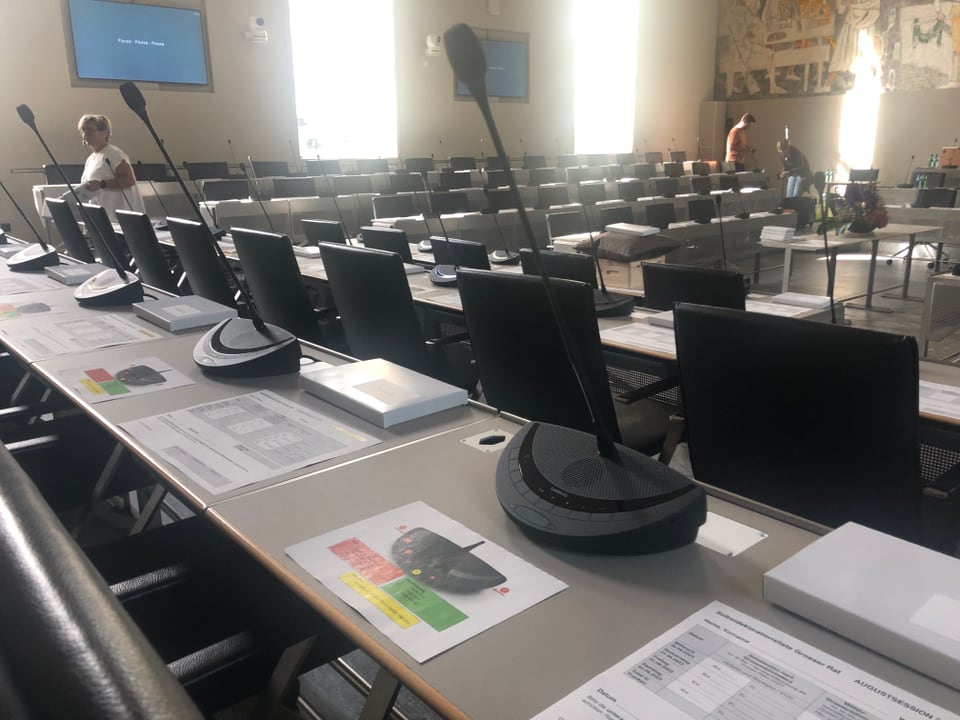 Mikrophone auf Tischen des Grossen Rats.