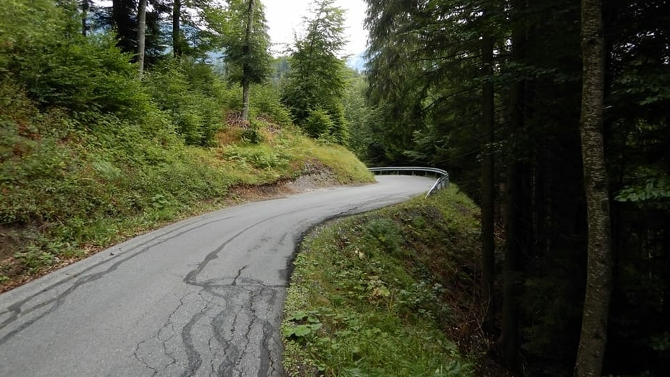 Via stretga tras guad.