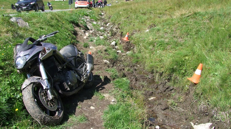 Ina moto donnegiada dasper la via.