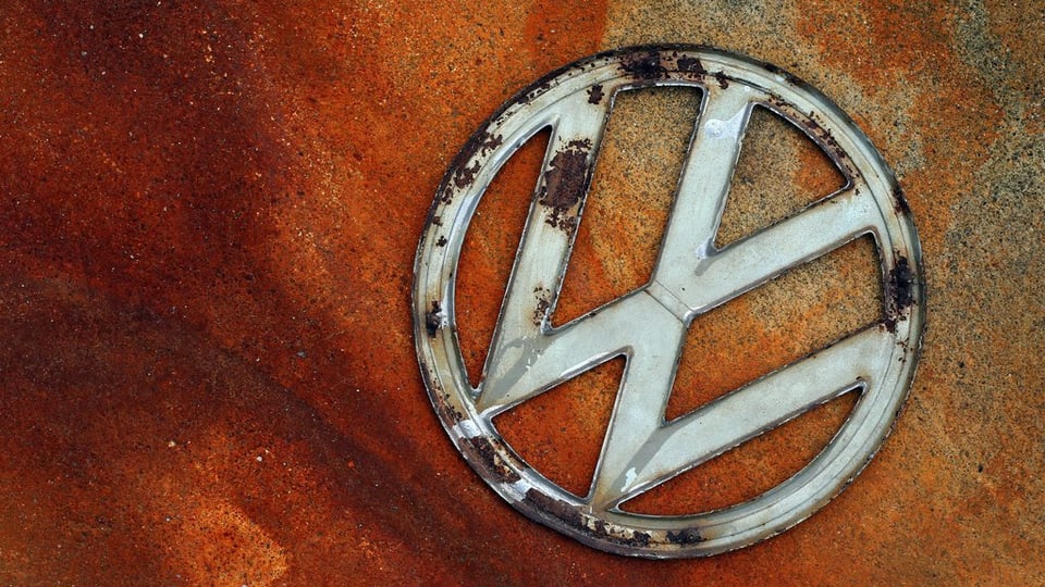 Il logo da VW sin in fund oransch-brin.