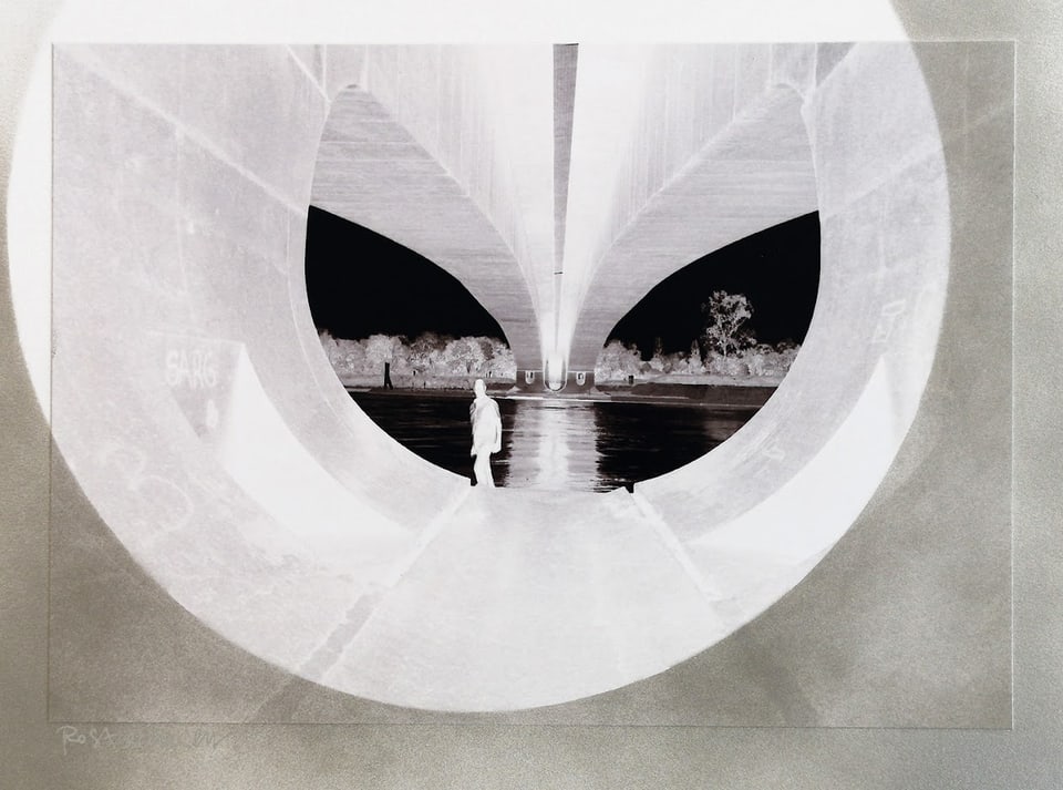 Ein Kunstwerk von Rosa Lachenmeier: Ein Foto-Negativ, das eine Brücke von unten zeigt und künstlerisch ergänzt wurde.