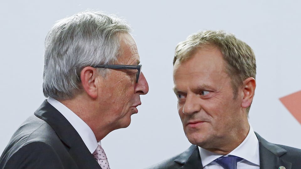 Il schef dal la cumissiun da l'UE, Jean Claude Juncker en discurs cun il president dal cussegl da l'UE, Donald Tusk.