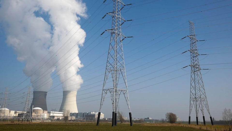 L'implant da reacturs atomars a Doel en la Belgia.