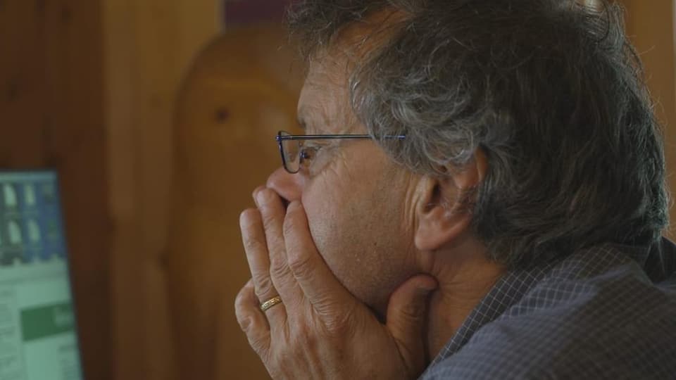 Leo Tuor tar la lavur. Um en profil davant in visur.