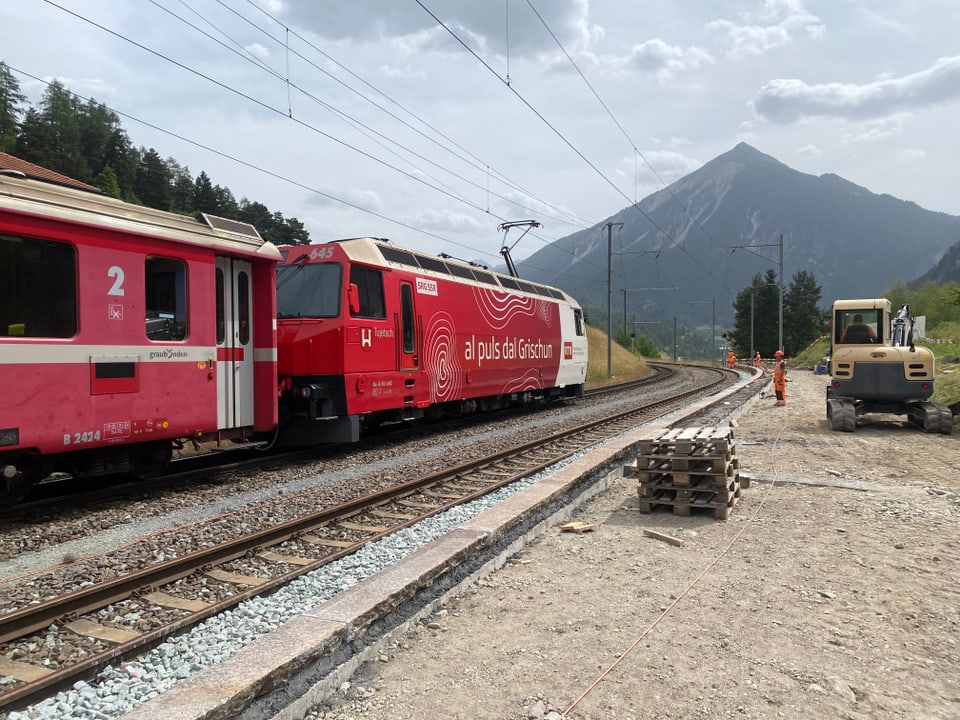 Qua vegn il mument construì in nov perrun per il tren sepzial che vegn a cursar tranter Alvagni e Filisur.