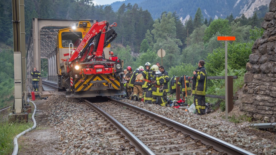 Ina part dals pumpiers astga far pausa sper la locomotiva da diesel che ha transporta els  al lieu.