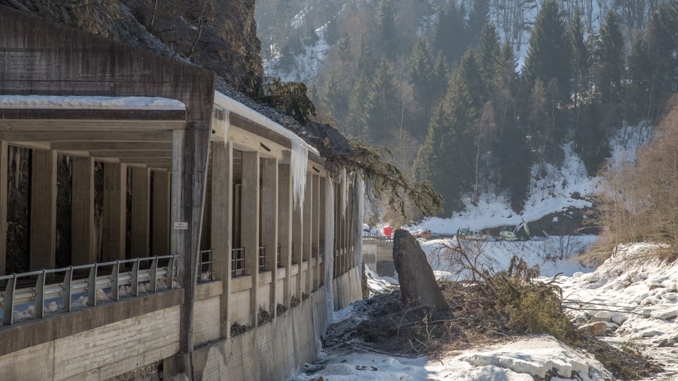 Radund 400 m3 material èn restads sin tetg da la gallaria, 400 m3 èn sa tschentads en il Glogn.