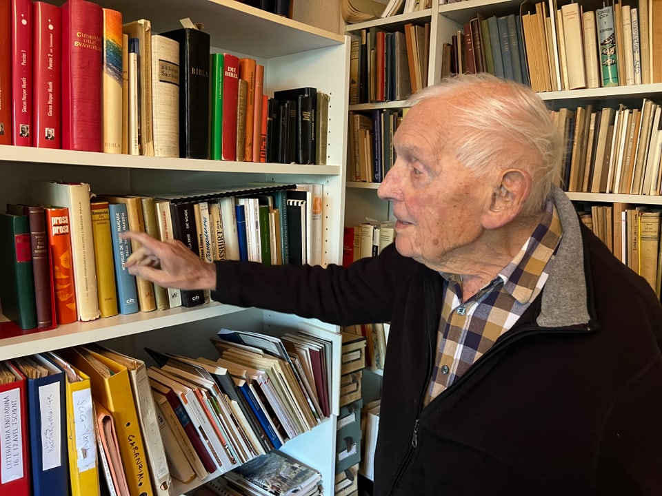 Alexi Decurtins in einer seiner Bibliotheken.