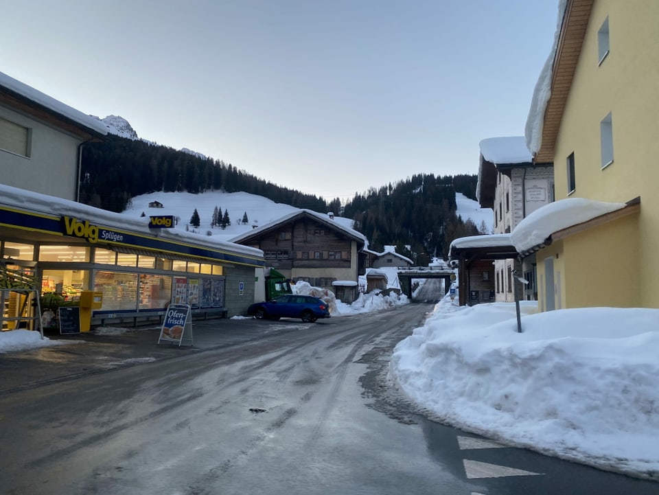 La via dal Pass dal Spleia passa sut l'autostrada e va en direcziun dal Volg.