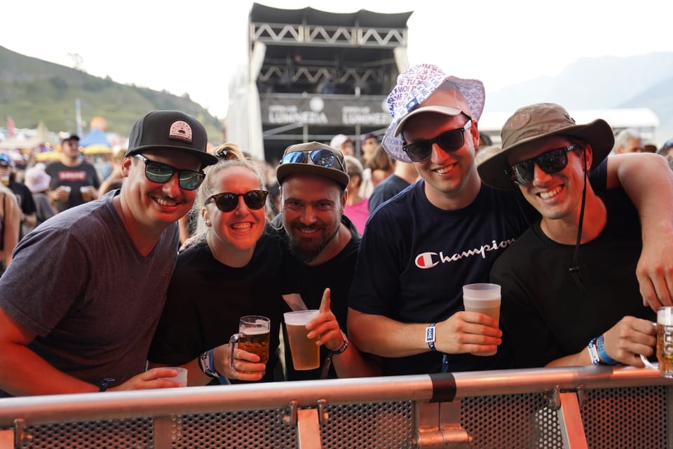 Eine Gruppe vor der Tribüne am Konzert von Sam Himself.