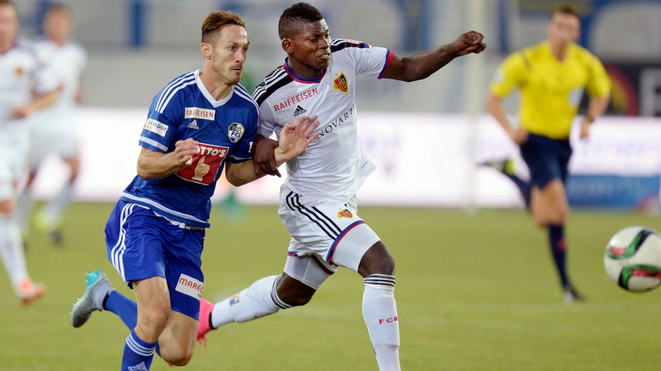 Breel Embolo dal FCB sa duellescha cun il Lucernais François Affolter.