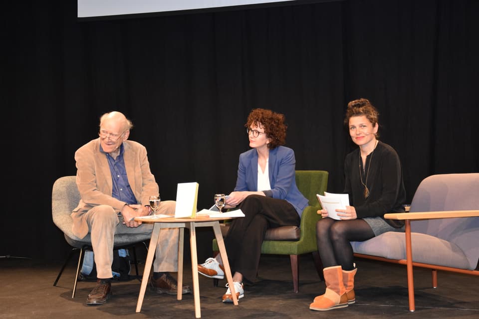 Franz Hohler, Anita Capaul e Bettina Vital sin tribuna.