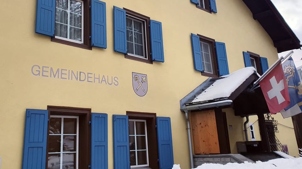 Ina chasa cun l'inscripziun «Gemeindehaus».