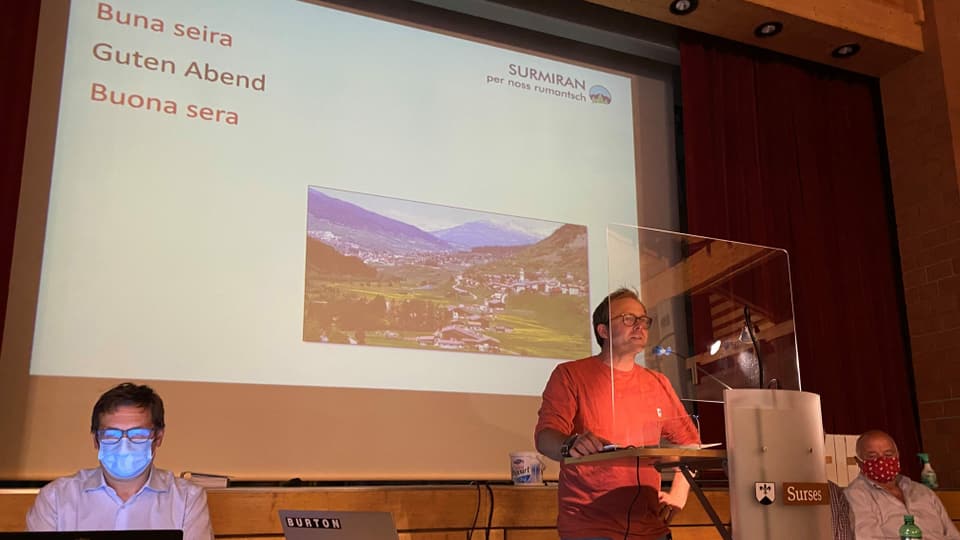 Simon Bergamin dal comité d'iniziativa ha preschentà il venderdi saira ils arguments per il return tar l'idiom.
