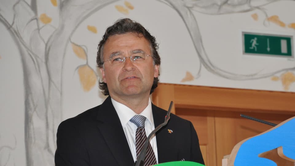 Ernst Wyrsch avant in microfon