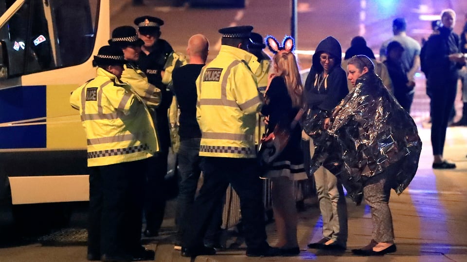 La polizia e pliras persunas suenter las explosiuns a Manchester.