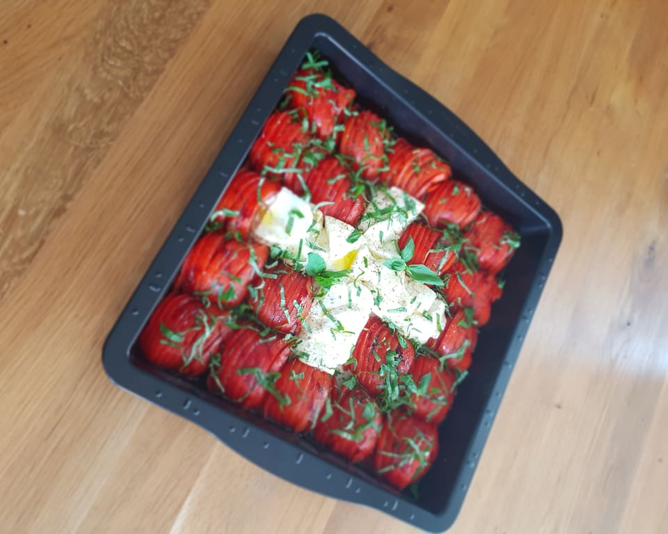 Tomatas e mozzarella en furma da crusch svizra.