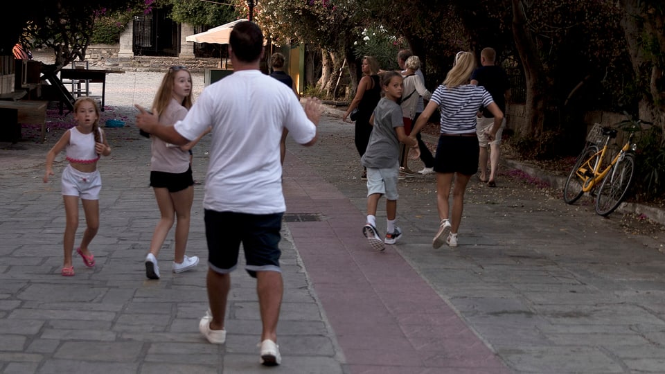 Turists sin via en il liber durant ils terratrembels posteriuras sin l'insla Kos.