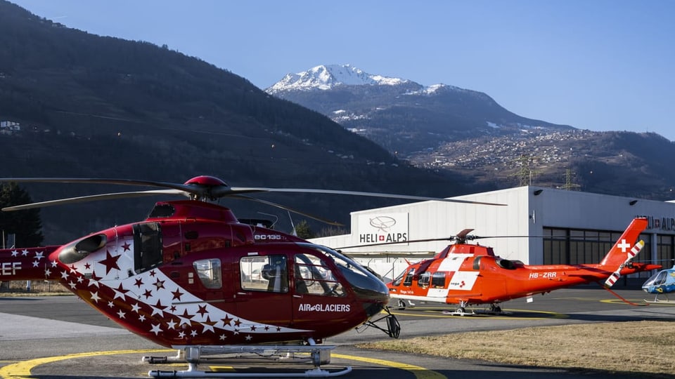 Dus helicopters sin in plaz aviatic, in da la Air-Glaciers, l'auter da la Rega. 