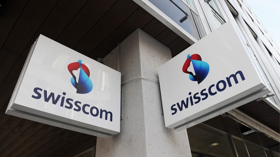 Zwei Reklameschilder des Telekommunikationsunternehmens Swisscom.