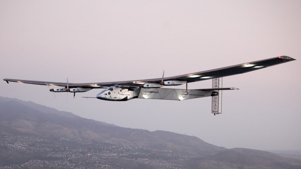 L'aviun Solar Impulse 2 sgola sur Hawai.