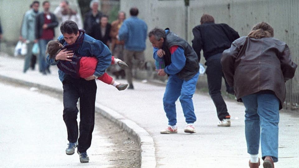Regurdientschas a la guerra da la Bosnia, nua che persunas stevan temer da vegnir sajettadas sin via. 