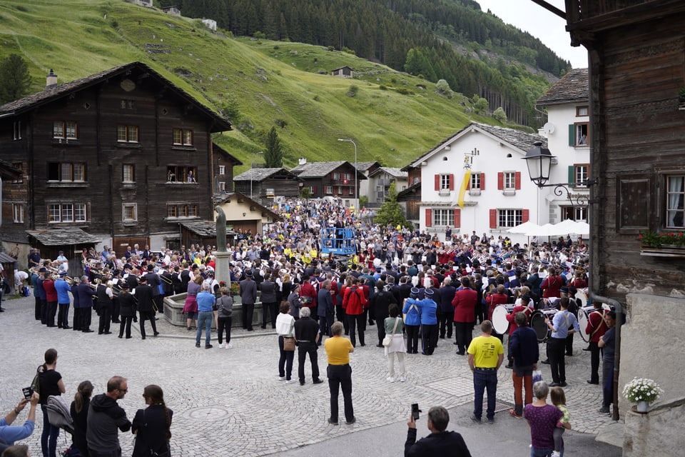 Alle Musikgesellschaften spielen zusammen in Vals während dem Bezirksmusikfest.