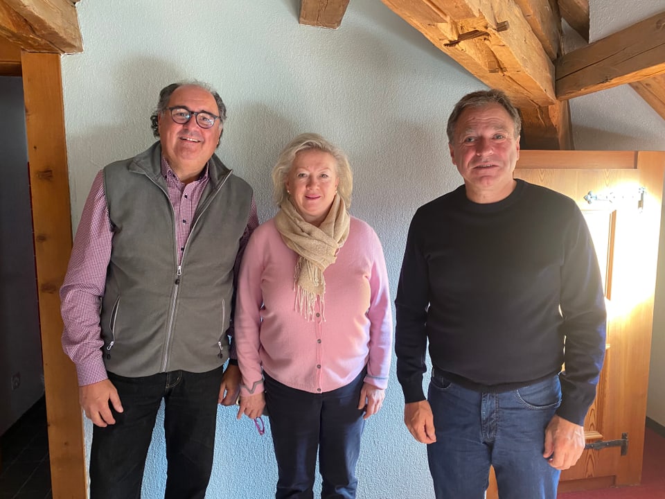 Da san.: Michael e Marlies Gehring, ils novs ustiers; Luzi Thomann, il president dal a Fundaziun Hotel Piz Mitgel.