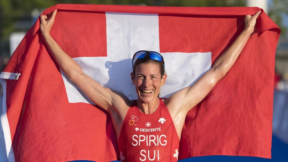 Nicola Spirig suenter in success cun ina bandiera svizra.