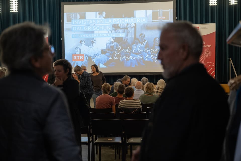 Ein voller Saal, bereit für die Premiere des Filmes über die Bündner Psychatrie.