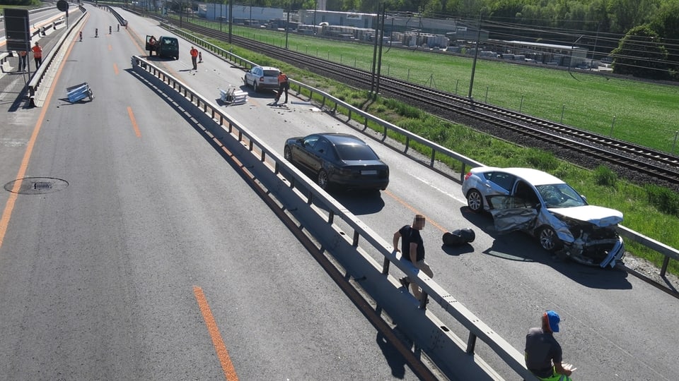 Ils autos donnegiads stattan al ur da l'autostrada. 