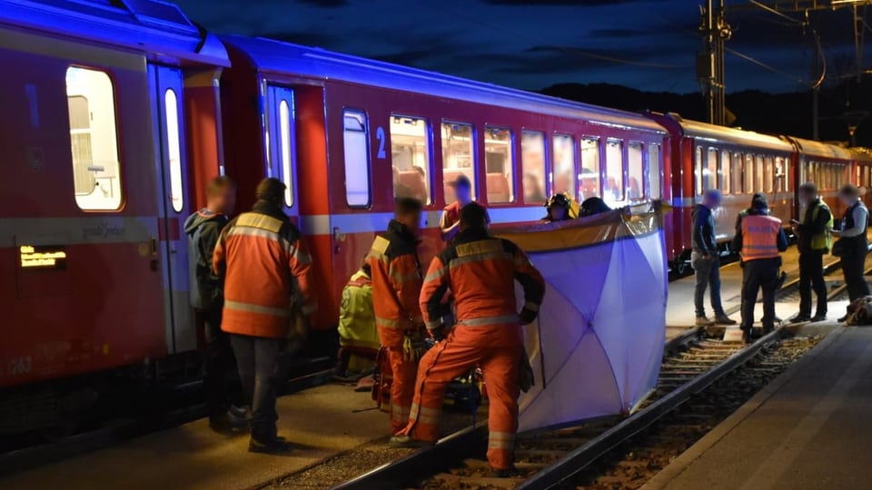 Persunas gidan a l'um a la staziun da tren a Saas.