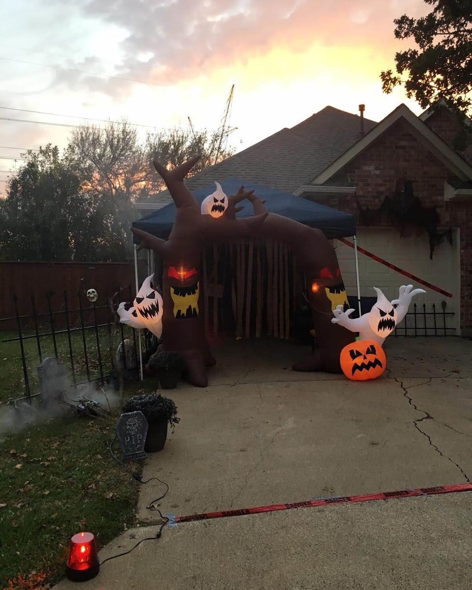 Las figuras da Halloween duain spaventar ils nauschaspierts.